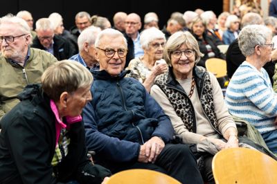 Salen var mere end fyldt ved rundvisningen på det kommende rådhus. Faktisk måtte en del stå op ved den indledende samling, da brandmyndighederne ikke tillod flere stole i lokalet.