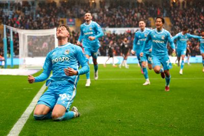 Victor Torp (t.v.) er en markant profil på den centrale midtbane hos Coventry, der drøner direkte mod Premier League. Den 26-årige midtbanespiller fra Lemvig har tegnet sig for otte mål og fem assists i 35 ligakampe i denne sæson.