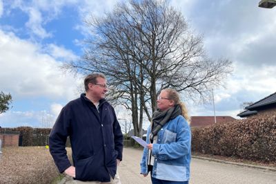 Line Lundorff og Søren Sørensen, der er naboer på Møllebakken, undrer sig over, at træerne på Gjellerupbakken ikke kan reddes, og at stenbelægningen ikke skal genetableres. Der er jo tale om et gammelt kulturmiljø, der fører op til Danmarks ældste landsbykirke, lyder argumentationen.