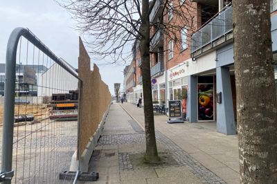 Byggepladsen til nybyggeriet i Nørregade breder sig hen over vejen. Dermed kan kunderne ikke køre ind til Kylling & Co og Kræftens Bekæmpelses genbrugsbutik, og det vækker bekymring.