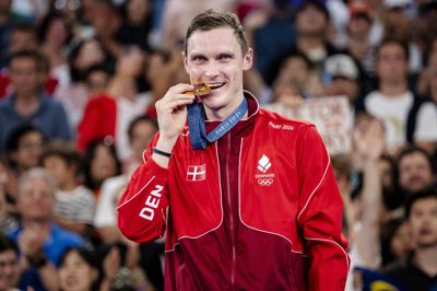 Viktor Axelsen vandt OL-guld to gange. Her fejrer han finalesejren over Kunlavut Vitidsarn i Paris i 2024.