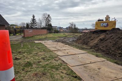 Den har ellers stået tom i årevis, men nu sker der noget på byggegrunden ud til Bredgade overfor Hedepigen og Bethania Torv. Gravemaskinerne fra Lauge Bonde i Borris er rykket ind og de skal forberede grunden til at HNN Byggefirma kan opføre otte rækkehuse bagerst på grund.
