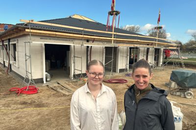 Marie Sørensen fra elevrådet og byggeansvarlig Karen Bastrup Skaarup fra skolebestyrelsen er enige om, at deres skole med en splinterny bygning dedikeret til naturvidenskaben lægger sig i førertrøjen på naturfagene.