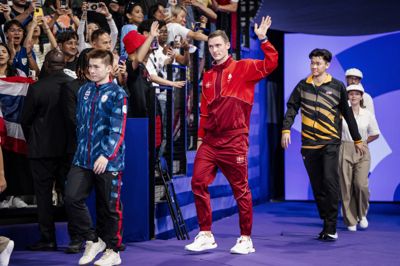 Farvel til badminton: Viktor Axelsen afsluttede onsdag en eventyrlig karriere. Her er han på vej til medaljeceremoni efter OL-finalen i Paris i 2024, der viste sig at blive et af de sidste højdepunkter, inden rygproblemerne kom på tværs.