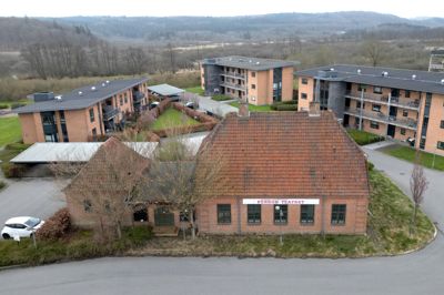 Den gamle station i Lysbro er en af flere langs den nedlagte jernbanestrækning fra Silkeborg og Rødkærsbro, som alle er bevaret. Stationsbygningen i Lysbro husede tidligere Perronteatret, men har stået tom i flere år.