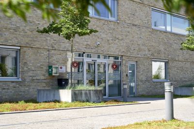 Retten i Holbæk fandt i et retsmøde 10. april grundlag for at varetægtsfængsle en overgrebsdømt 27-årig mand på en begrundet mistanke om, at han har groomet og voldtaget en mindreårig dreng. Den 27-årige nægter sig skyldig.