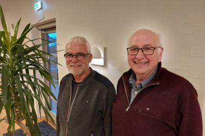 Efter 48 år er det slut. Stig Kjærgaard (t.h.) ville ikke genopstille til bestyrelsen for Aulum Fjernvarme a.m.b.a. Det kom som en overraskelse for formanden Michael Steen Petersen (t.v.) og resten af bestyrelsen, fordi den snart 80-årige Stig Kjærgaard stadig er skarp og innovativ.