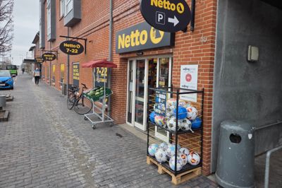 Hos Netto på Bredgade i Videbæk tilbageholdte man onsdag en dreng, som havde forsøgt at stjæle en Red Bull i butikken.