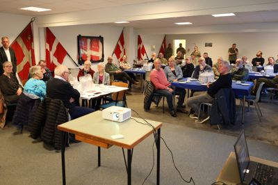 Mikael Würtz (DF) og kommunaldirektør Flemming Storgaard var aftenens værter ved onsdagens stormøde for veteraner i Hjemmeværnets lokaler i Ikast.