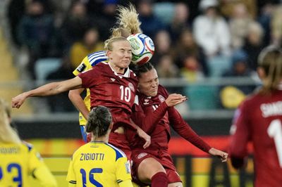 Pernille Harder scorede til 1-1 og udgik siden med en hovedskade, da Danmark tirsdag overraskende slog Sverige 2-1 på udebane i VM-kvalifikationen.