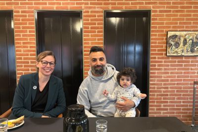 Direktøren for voksenområdet Louise Berg sammen med udvalgsformand Mustafa Arslan (S) og kommunens måske kommende borgmester, Eliah.