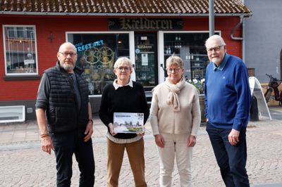 Ærgrelsen er stor hos projektgruppen, som har måttet konstatere, at ingen banker ønsker at låne penge til et nyt andelsboligfællesskab i Brande. Fra venstre er det Jørgen Larsen, Emma Winther, Anna Johansen og Mogens Bentzen.