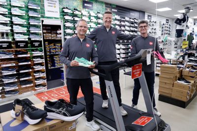 De tre indehavere af Sport 24 i midtbyen - fra venstre Hans Lindholm Sørensen, Carsten Færge Kristensen og René Stender - markerer butikkens 10-årsjubilæum. Her har de taget opstilling blandt løbeskoene, som er butikkens største produkt. - Vi har et rigtig godt samarbejde med de lokale løbeklubber, og så er der faktisk mange, der har nogle problemer med fødderne, og dem kan vi hjælpe, fortæller Carsten Færge Kristensen.