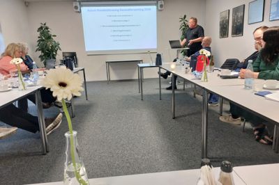 Handelsforeningen i Aulum vokser med flere medlemmer, fortalte formanden Per Videbæk stående ved computere.