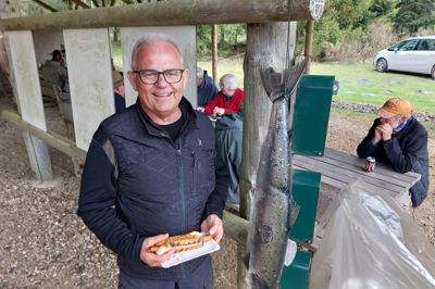 Jørn Henriksen var blandt de første til at hive en laks op af Skjern Å, da sæsonen åbnede torsdag. Fiskeriet har strenge kvoter. Der må højst tages 90 store laks på over 73 centimeter i land i sæsonen og højst 130 laks under 73 centimeter.