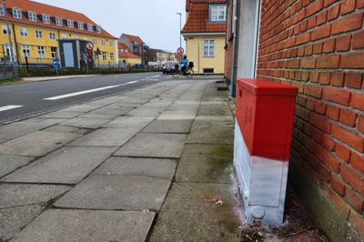 På Jernbanegade er flere elskabe malet i de karakteristiske rød-hvide farver.