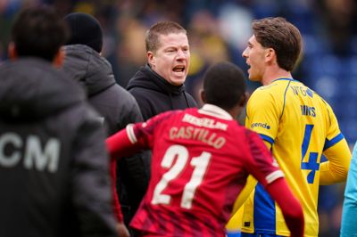 Der var fuld tænding på spillere og trænere i udekampen mod Brøndby i søndags, hvor FCM-træner Mike Tullberg ragede sin syvende advarsel til sig. Han medgiver, at han får for mange gule kort.
