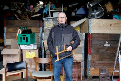 Finn Meldgaard Andersen fra Hærvejens Håndboldklub er klar til klubbens store loppemarked 9. maj. Her har han taget opstilling foran et lille udvalg af tingene.