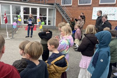 Med flaget hejst og ballonerne pustet op holdt skoleleder Karina Degryr tale, inden hun klippede den røde snor.