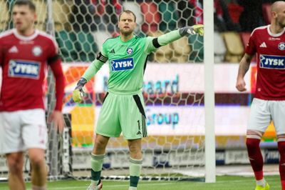 Nicolai Larsen er helt tavs, når snakken falder på fremtiden. Han har kontraktudløb til sommer i Silkeborg IF. - Ingen kommentarer, lyder det fra keeperen.