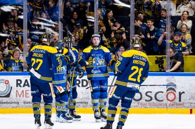 Morten Poulsen (38) jubler efter sin scoring til 1-0 i den første finale mod Herlev Eagles.