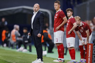 Landstræner Brian Riemer siger tak til Jannik Vestergaard for den »store indsats« på landsholdet.