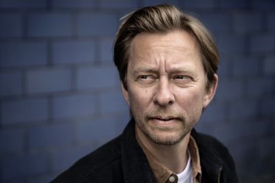 Brian Lykke, der fylder 50 år i morgen, 23. april, er skuespiller, komiker og tekstforfatter. Han er samtidig ur-redaktør på magasinet Euroman. - Min karriere er jo en form for kludetæppe, konstaterer han.
