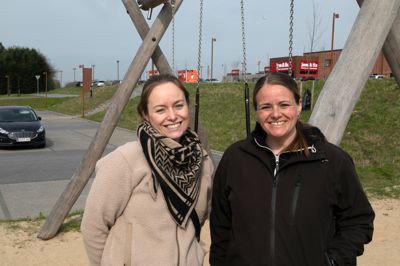 Maja Graversen (til venstre) og Stine Holst Jeppesen oplever blandt andet problemer med en smal cykelsti, som er lidt spændende at køre på med en ladcykel.
