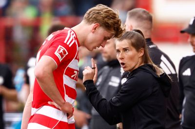 Union Berlins Marie-Louise Eta er den første kvindelige cheftræner i Bundesligaen. Hun stod i spidsen for hovedstadsklubben mod Wolfsburg.