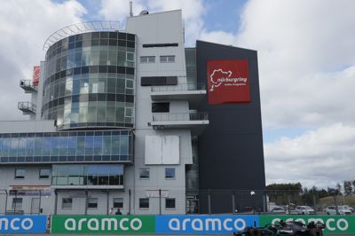 Billedet er fra 2020, hvor Lewis Hamilton ses under sejr i grandprix på racerbanen Nürburgring. Ulykke har lørdag ramt under kvalifikation til 24-timers løb på banen.