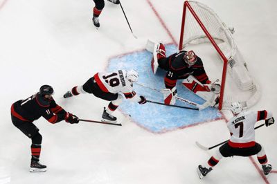 Dommerne dømte i første omgang mål, men pucken havde ikke passeret målstregen, da Frederik Andersen leverede en flot dobbeltredning i tredje periode.