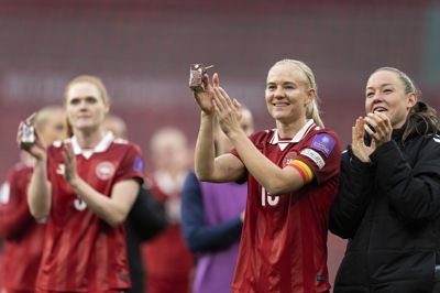 Pernille Harder (i.m.) og Janni Thomsen takker tilskuerne efter 0-0-kampen mod Italien i Parken.