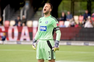 Silkeborg IF's målmand Nicolai Larsen råber sin ærgrelse ud. Han var en af SIF's bedste.
