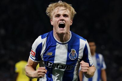 FC Portos Victor Froholdt fejrer sin scoring til 2-0 mod bundproppen Tondella.