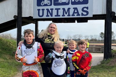 50cc kørerne fra Herning Speedway Klub. Fra venstre Birk Faurholt, holdleder Malene Hessellund, Marco Thusgaard Graversen, Malthe Køhler Graversen og Topper Okkels Brødsgaard.