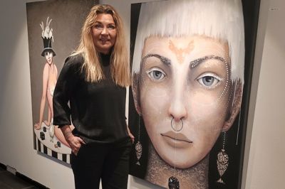 Cecilie Westh ses her mellem et typisk eksempel på hendes varemærke til nu, nemlig "White Rabbits" til venstre, og et af de spritnye værker, "The Shape of Becoming", hvor fokus er rykket endnu tættere på ansigtet og skrøbeligheden.