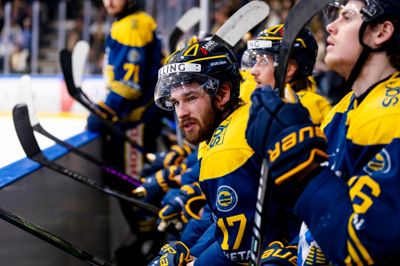 Magnus Carlsen (nummer 17), der her er fotograferet i fredagens første finale i Herning, var uheldig i finale to søndag. Han brækkede benet og afventer nu en operation.