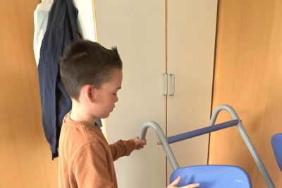 Den unge Albert var på pletten hos oldefar, da der var store rengørings- og havedag på Plejecenter Birkegården i Stoholm.