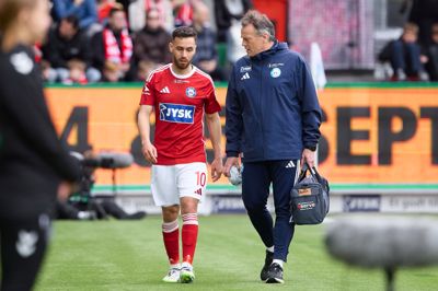 Younes Bakiz måtte forlade søndagens superligakamp i utide sammen med fysioterapeut Michael Larsen.