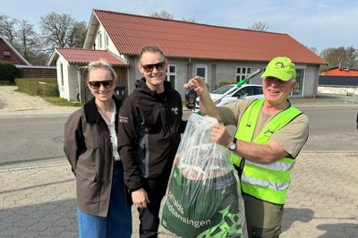 Som så mange andre lokalsamfund i Fjends benyttede Mønsted lørdag lejligheden til at samle skrald ind i kalkminebyen og dens nære opland. Her er det Tanja Christiansen og Rasmus Jønsson, der får vejet dagens udbytte af tovholder Kurt Mosgaard.