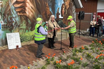 Det var med formand for Landdistriktsudvalget Lone Kastberg (V) på saks, da byen lørdag efter otte års tilløb kunne indvie en langtrukken områdefornyelse. I hver sin ende af den røde snor er det Mona Østergård og Kurt Mosgaard fra lokalrådet.