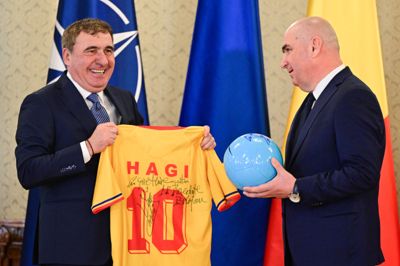 Gheorghe Hagi ses her sammen med den rumænske premierminister Ilie Bolojan.