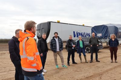 Klima-, natur- og bæredygtigsudvalget havde rykket en del af det seneste udvalgsmøde ud til det store vindmølleprojekt i Ulkær Mose, hvor Euro Windenergy tog imod og fortalte om projektet. I baggrunden ses narcellen, hvor vingerne skal monteres på.