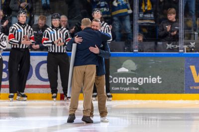 Efter 18 år hos Blue Fox stopper Cliff Skov Olesen som marketingchef. I forbindelse med fredagens finale mod Herlev Eagles takkede Blue Fox-direktør Torben Skovsgaard for indsatsen, og publikum i hallen kvitterede med stående klapsalver.