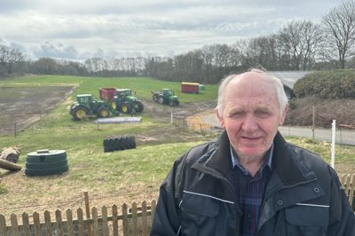 Landmand Chris Kuhr, Løgstrup, fyldte den 17. april 2026 80 år. De gårde, han gennem mange år drev, blev solgt sidste sommer, men noget af maskinparken har han beholdt, som man kan se på marken bag ham.