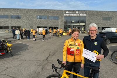 Charlotte Karup skal til sommer cykle hele vejen til Paris med Team Rynkeby. Det vil Lars Højrup Johansen og Lions Fjends gerne bakke op med et tilskud på 5000 kroner til den gode sag, der handler om at rejse penge til Børnecancerfonden og Børnelungefonden.