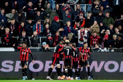 Vild forløsning på banen og på tribunerne. Julius Emefile har netop headet bolden i nettet til 2-1 tre minutter inde i dommerens tillægstid.