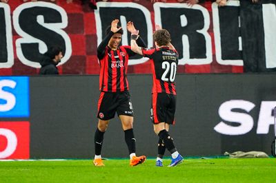 Julius Emefile (t.v.) fejrer sin matchvindende scoring mod AGF i selskab med holdkammeraten Valdemar Byskov. FCM er nu retur i guldjagten.