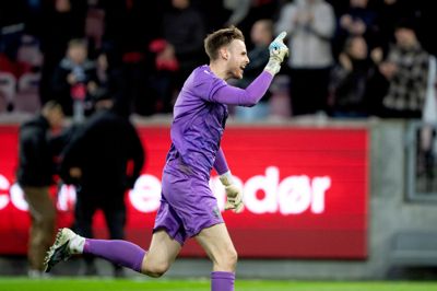 Målmand Elias Olafsson jubler efter Julius Emefiles matchvindende overtidstræffer til 2-1. Inden da støbte islændingen selv en del af sejrsfundamentet med gode redninger i ulveburet.