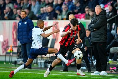 FCM-træner Mike Tullberg (t.h.), der her følger Mikel Gogorzas duel mod AGF's Gift Links, roste sit mandskabsmentalitet på en aften, hvor spillet sjældent fungerede hos Ulvene.